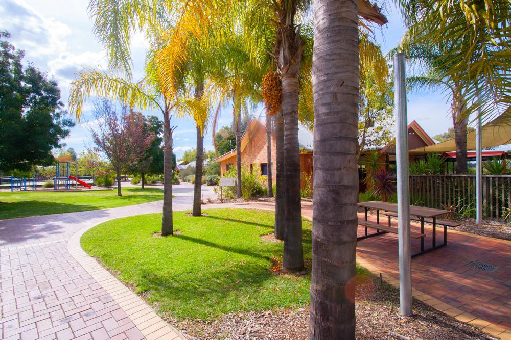 Perricoota Vines Retreat Hotel Moama Exterior foto