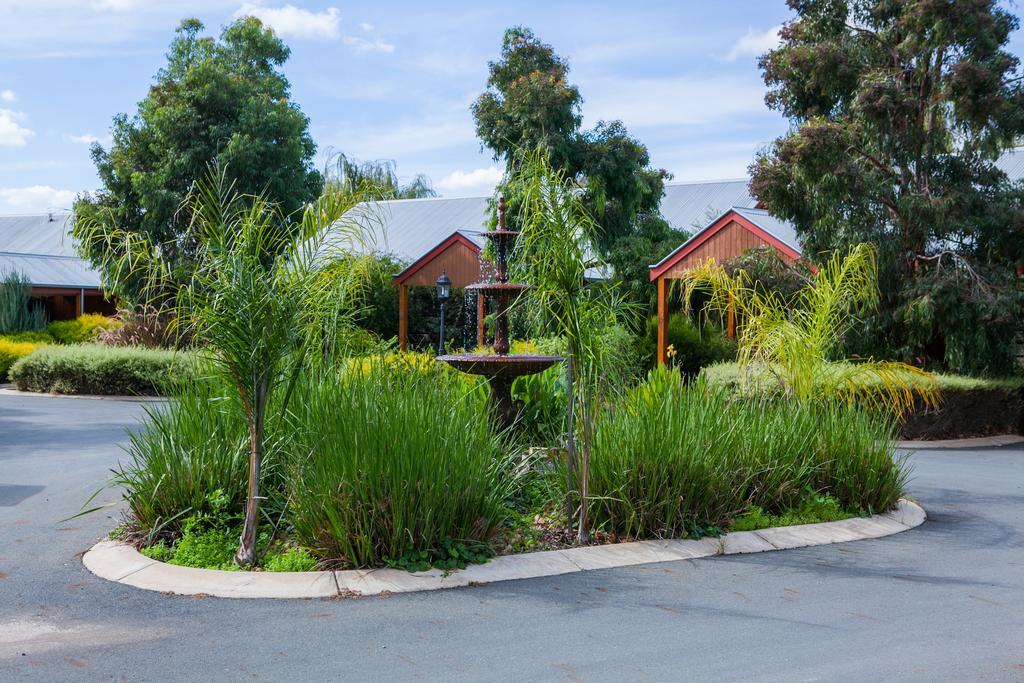 Perricoota Vines Retreat Hotel Moama Exterior foto