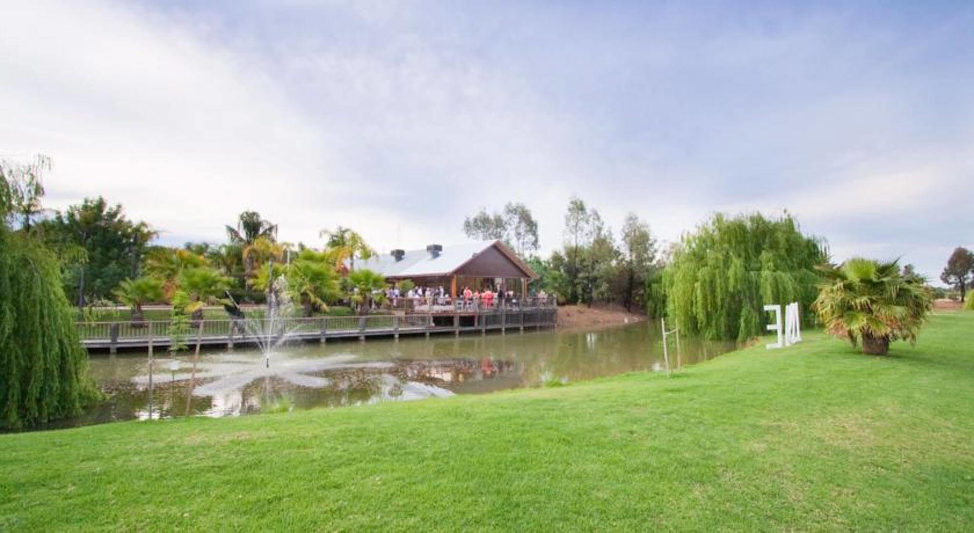 Perricoota Vines Retreat Hotel Moama Exterior foto